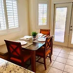Room In Cheerful 2-Bed House - Shared Bathroom