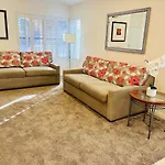 Room In Cheerful 2-Bed House - Shared Bathroom