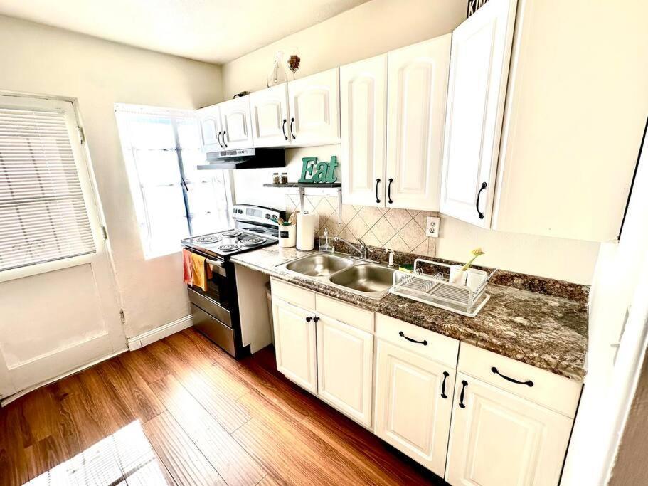Holiday home *free Parking Near Strip Cozy 2br Side: A *