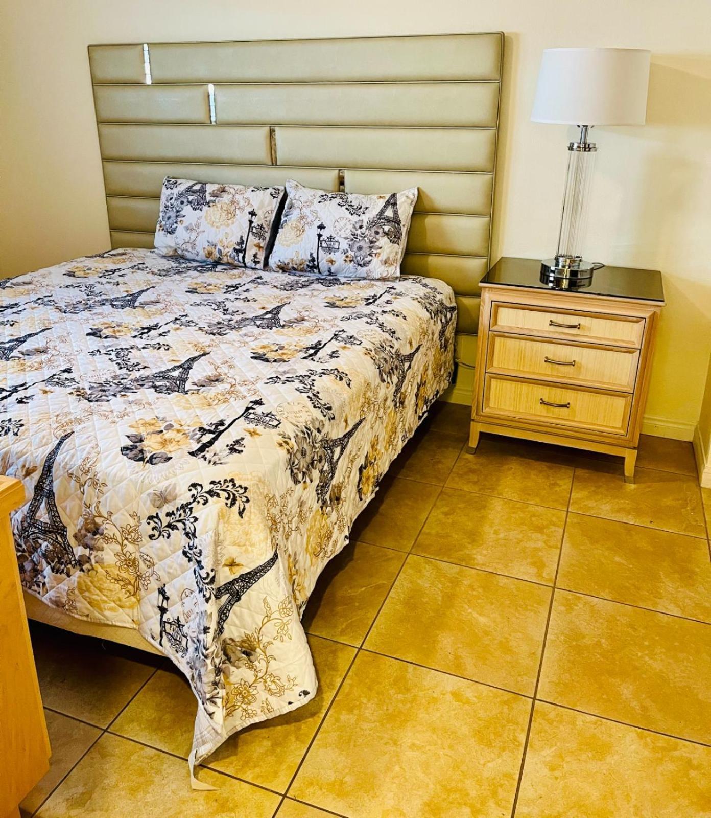 In Cheerful 2-bed House - Shared Bathroom Las Vegas