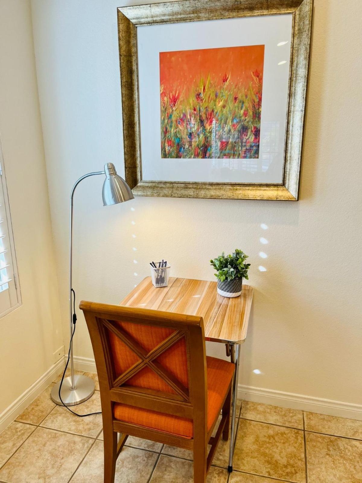 In Cheerful 2-bed House - Shared Bathroom * Las Vegas