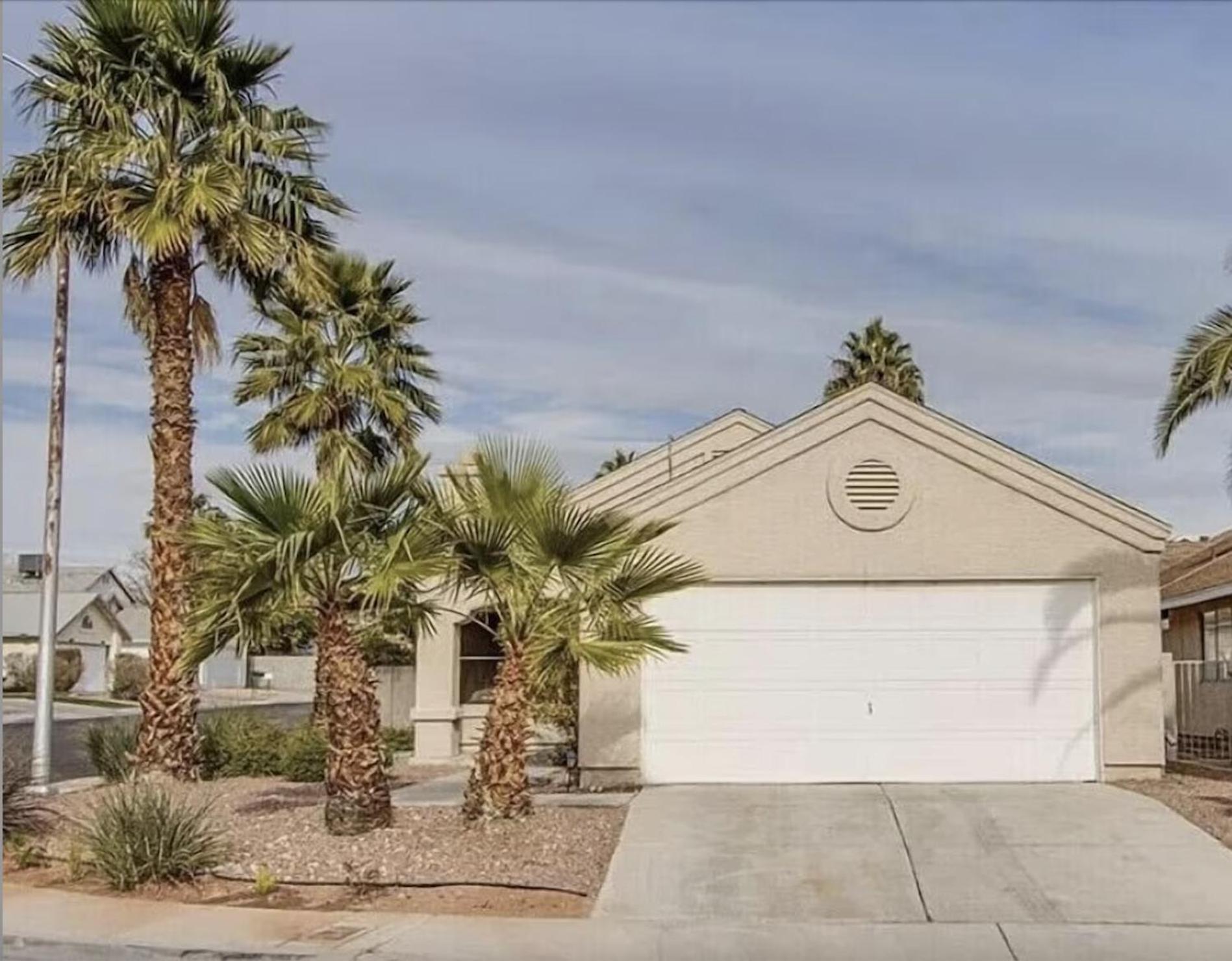 In Cheerful 2-bed House - Shared Bathroom Homestay Las Vegas