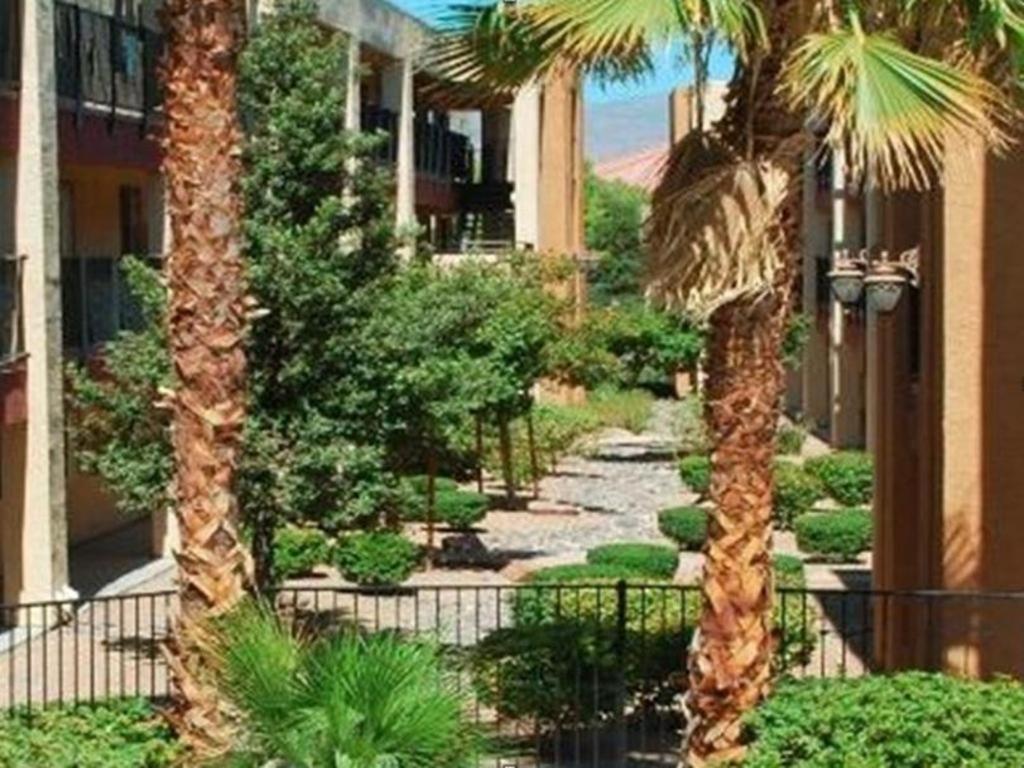 Nellis At Main Gate Hotel 2*