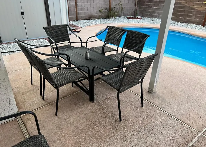Large Pool & Patio Cozy Single Story Family House