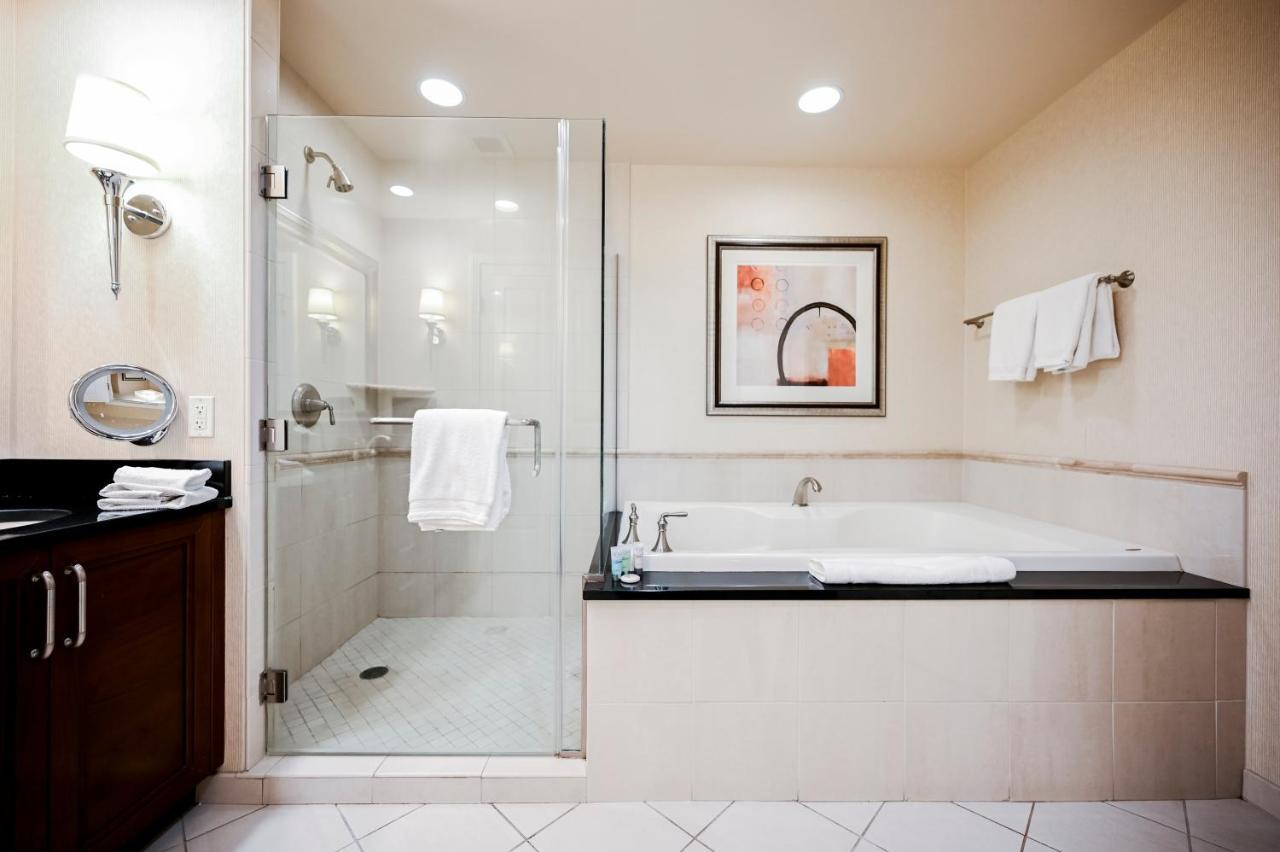 Two-bedroom Conjoined Studio W/balcony & Strip View At Signature Apartment Las Vegas