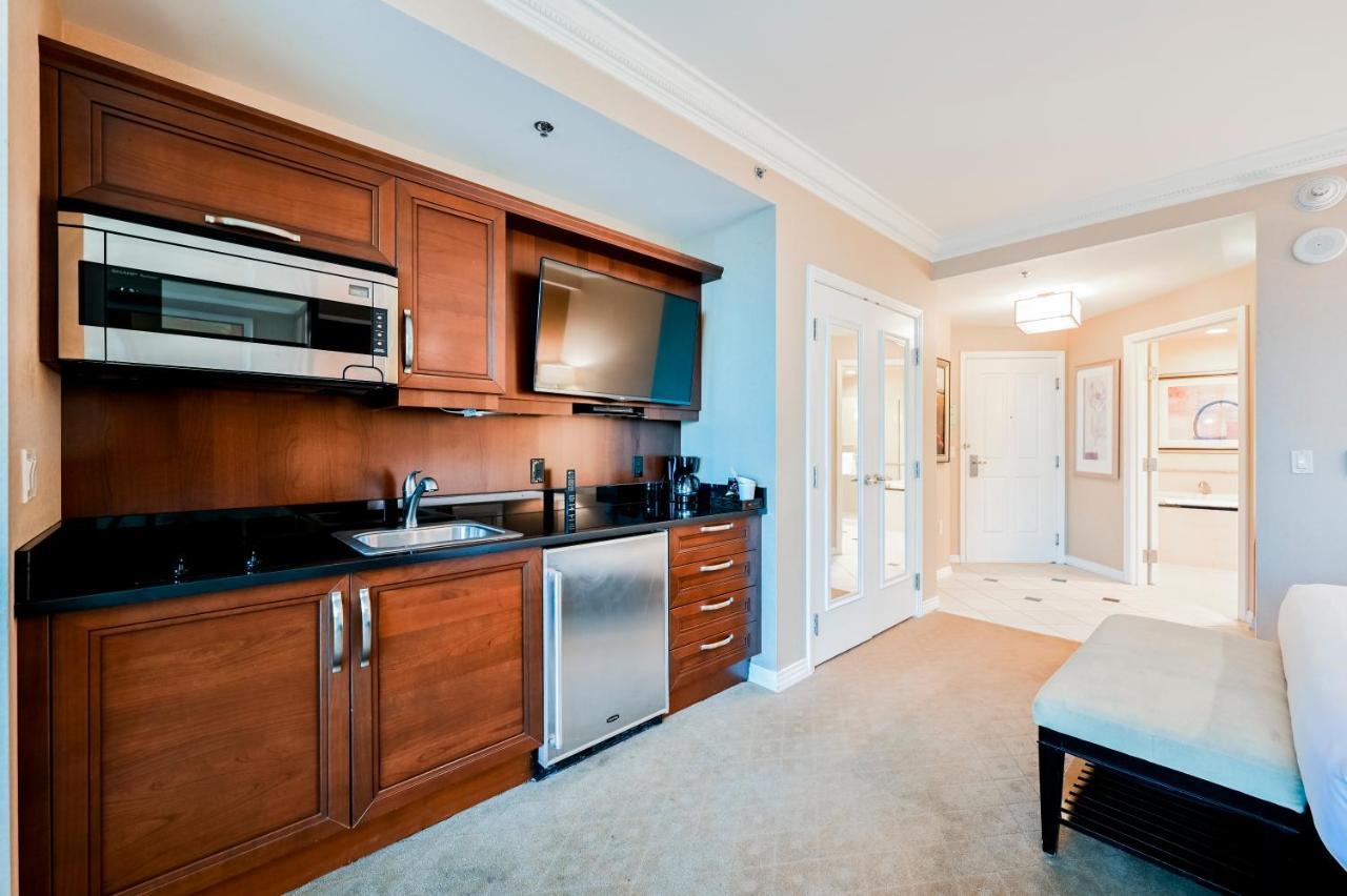 Two-bedroom Conjoined Studio W/balcony & Strip View At Signature Apartment *