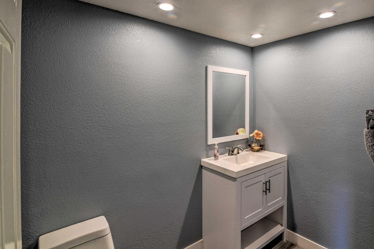 House With Pool And Hot Tub - 1 Mi To Strip! Holiday home Las Vegas