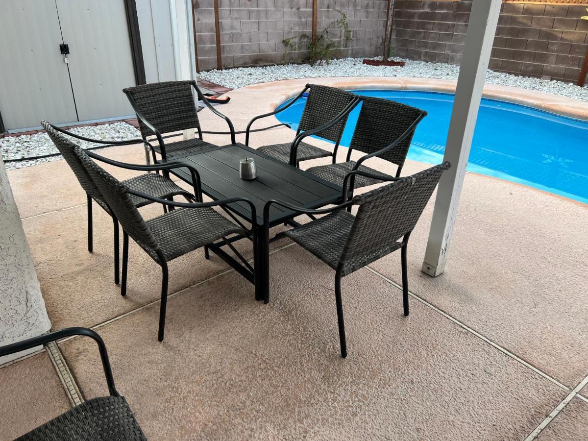 Holiday home Large Pool & Patio Cozy Single Story Family House