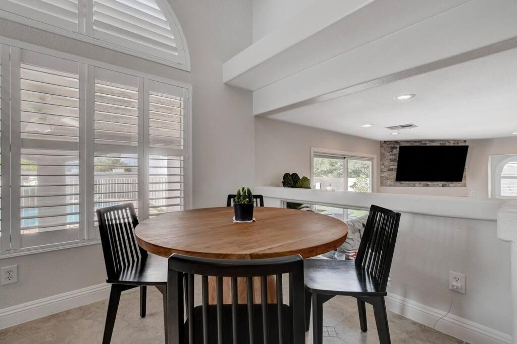 Beautiful 5br W/king Beds, Pool & Hot Tub, Games *