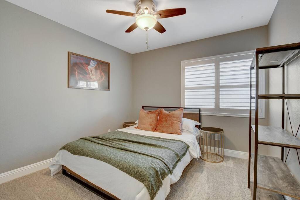 Holiday home Beautiful 5br W/king Beds, Pool & Hot Tub, Games *