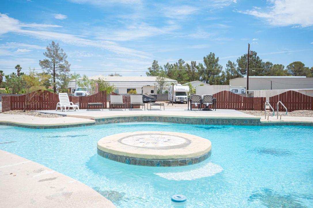 16 Large Studio With Kitchenette Apartment Las Vegas
