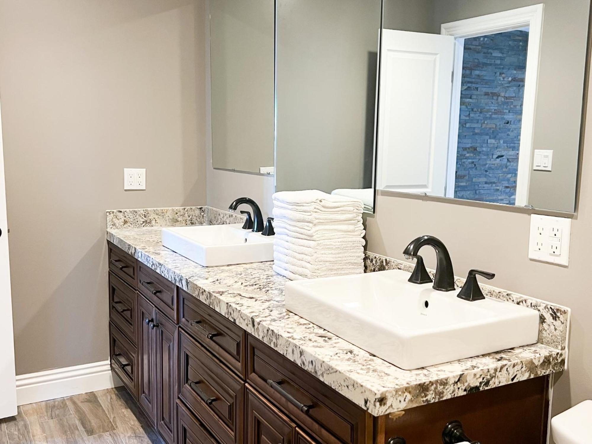 Lux Private - Pool, Billiards, 8 Smart Tvs, Board Games, Cotton Bedding - The Stone Sanctuary At Mccullough Hills Trailhead Las Vegas