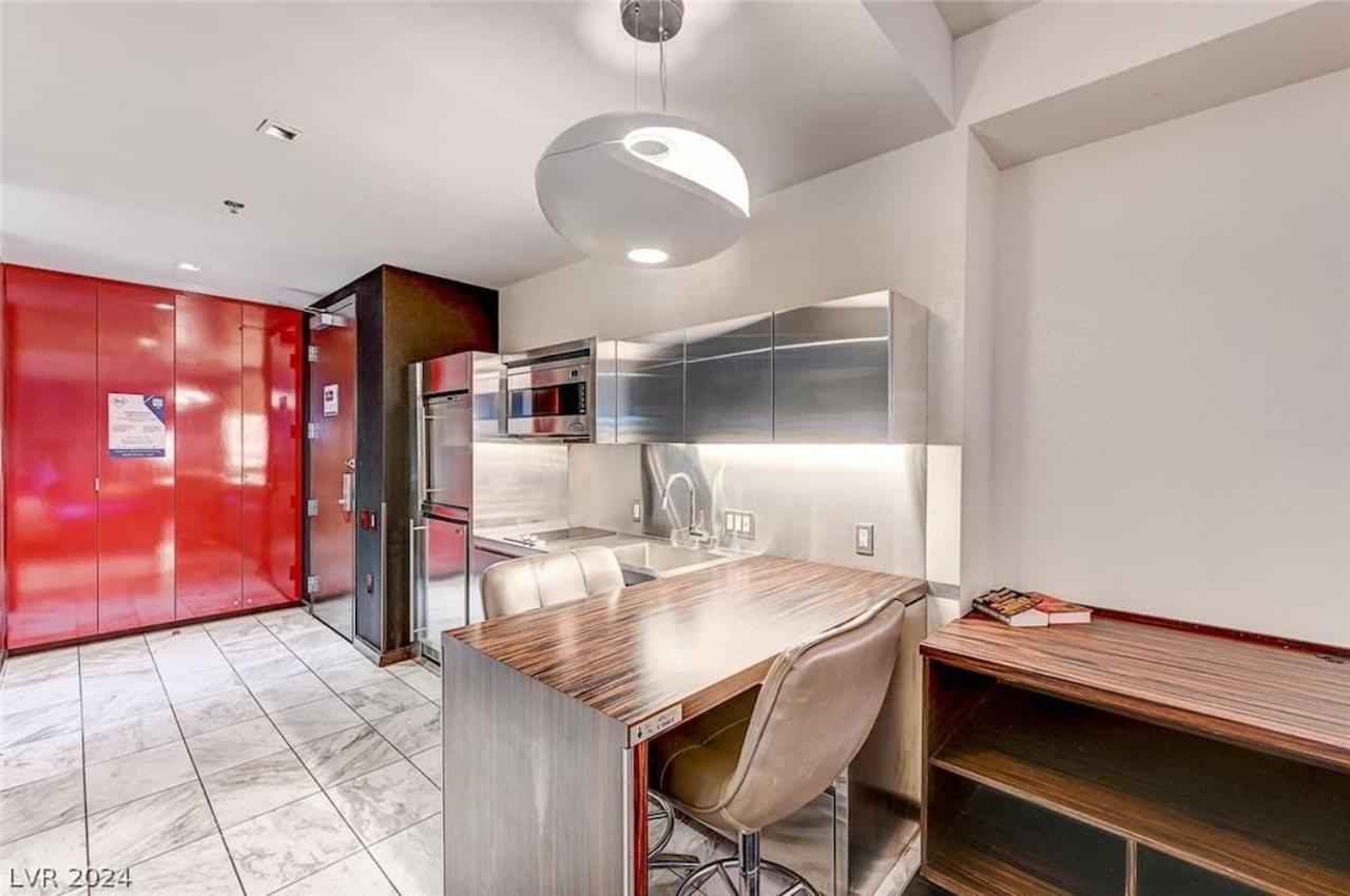 Stunning Strip View W Balcony Access 35308 Inn *