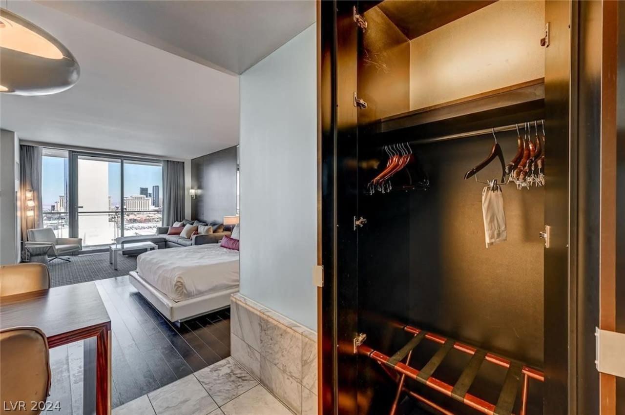 Inn Stunning Strip View W Balcony Access 35308