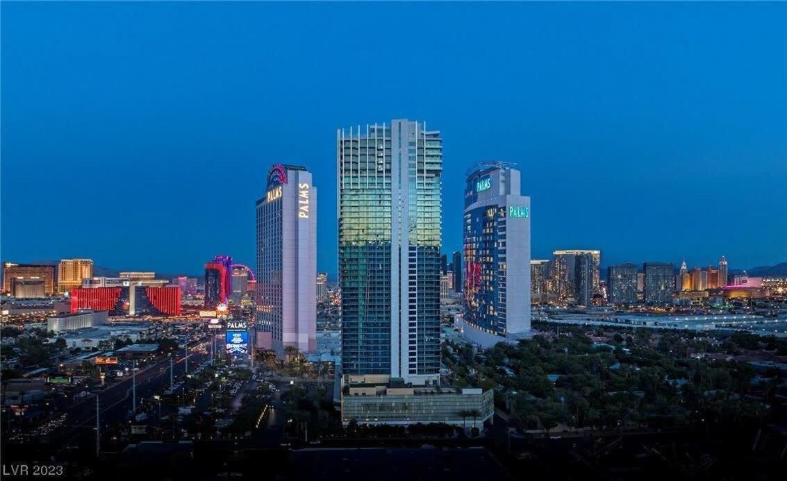 Stunning Strip View W Balcony Access 35308 Inn Las Vegas