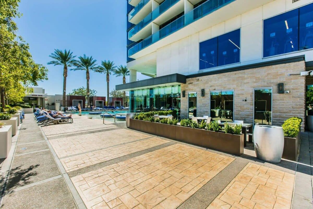 Stunning Strip View W Balcony Access 35308