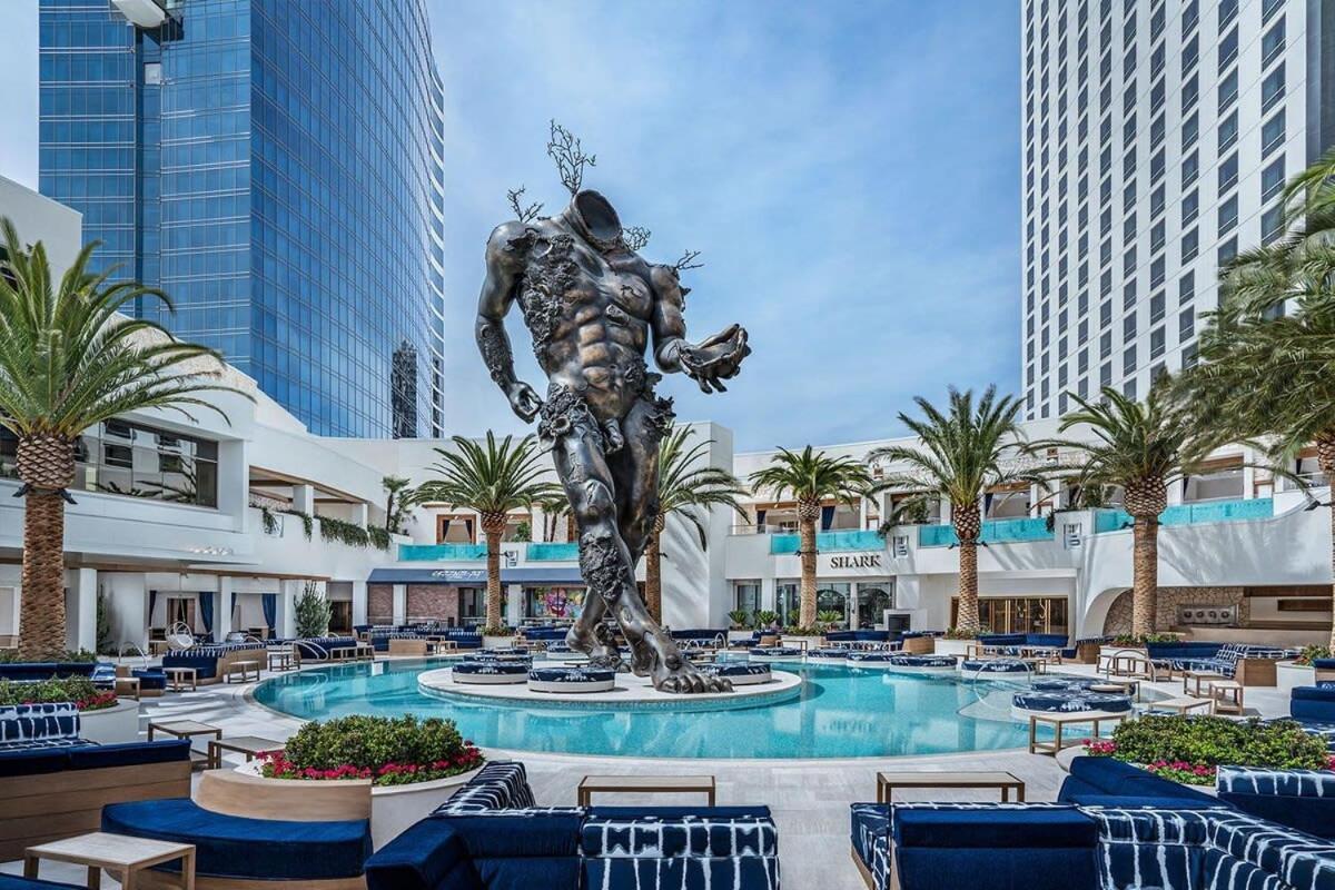 Stunning Strip View W Balcony Access 35308