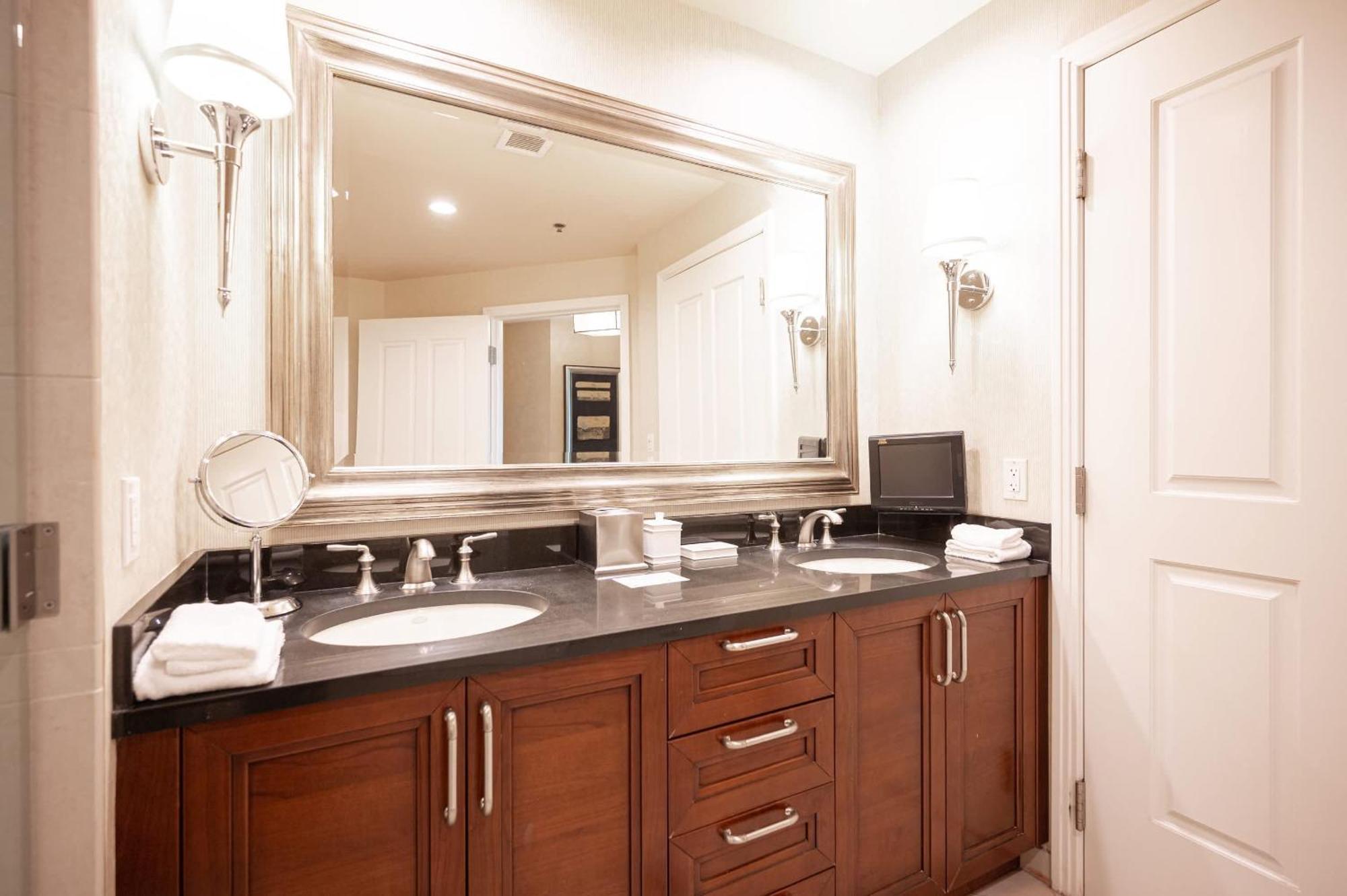 No Fee Strip View Balcony+ Valet Parking *