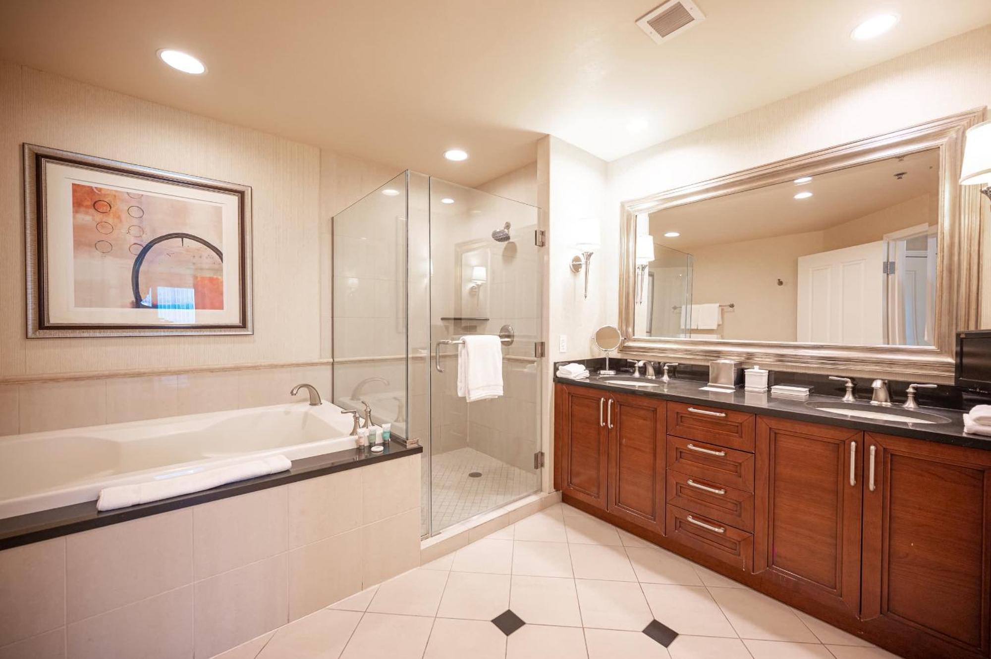 No Fee Strip View Balcony+ Valet Parking * Las Vegas