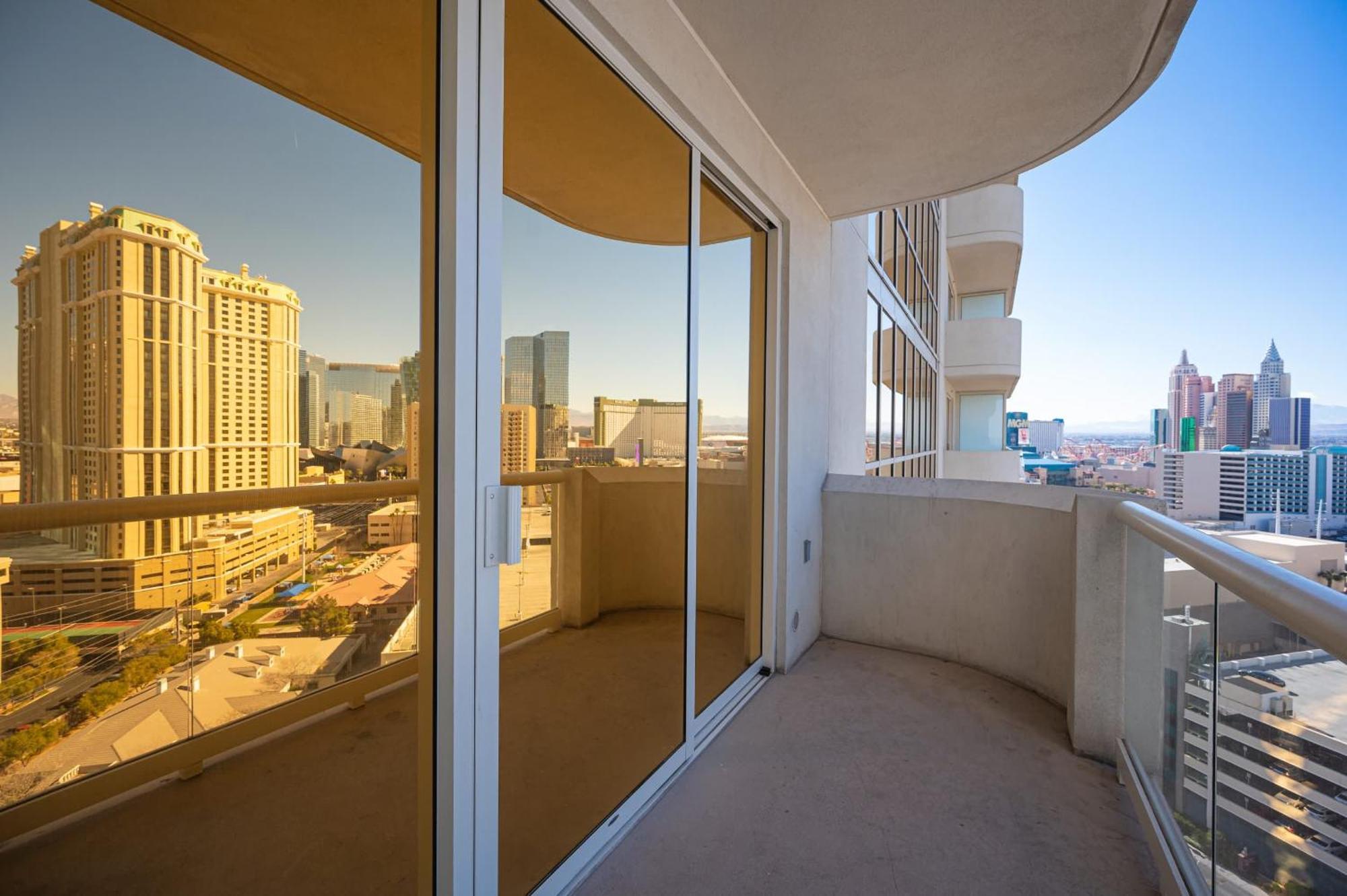 No Fee Strip View Balcony+ Valet Parking Holiday home Las Vegas