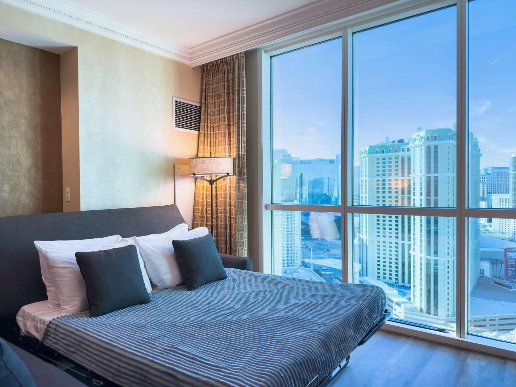 No Fee Strip View Balcony+ Valet Parking * Las Vegas