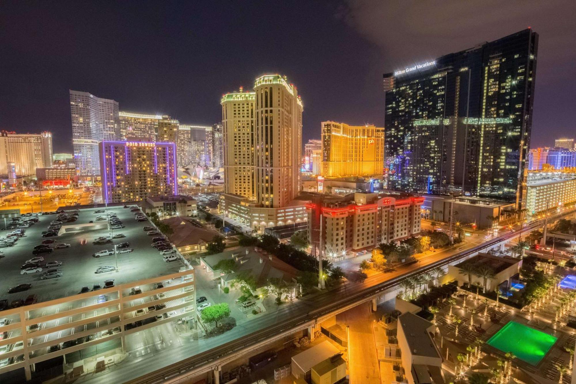 No Fee Strip View Balcony+ Valet Parking Holiday home Las Vegas