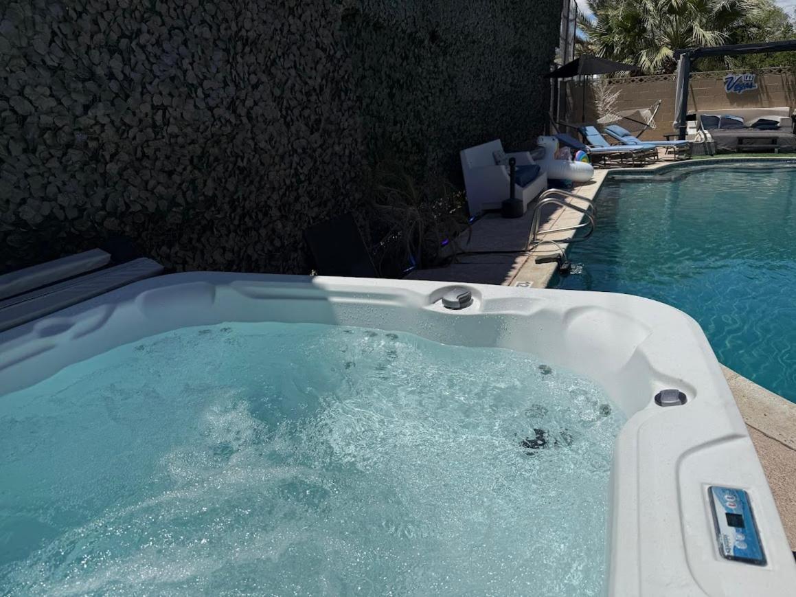 Villa Large House, 15 Beds, Heated Pool, Hot Tub, Bbq, Close To Strip