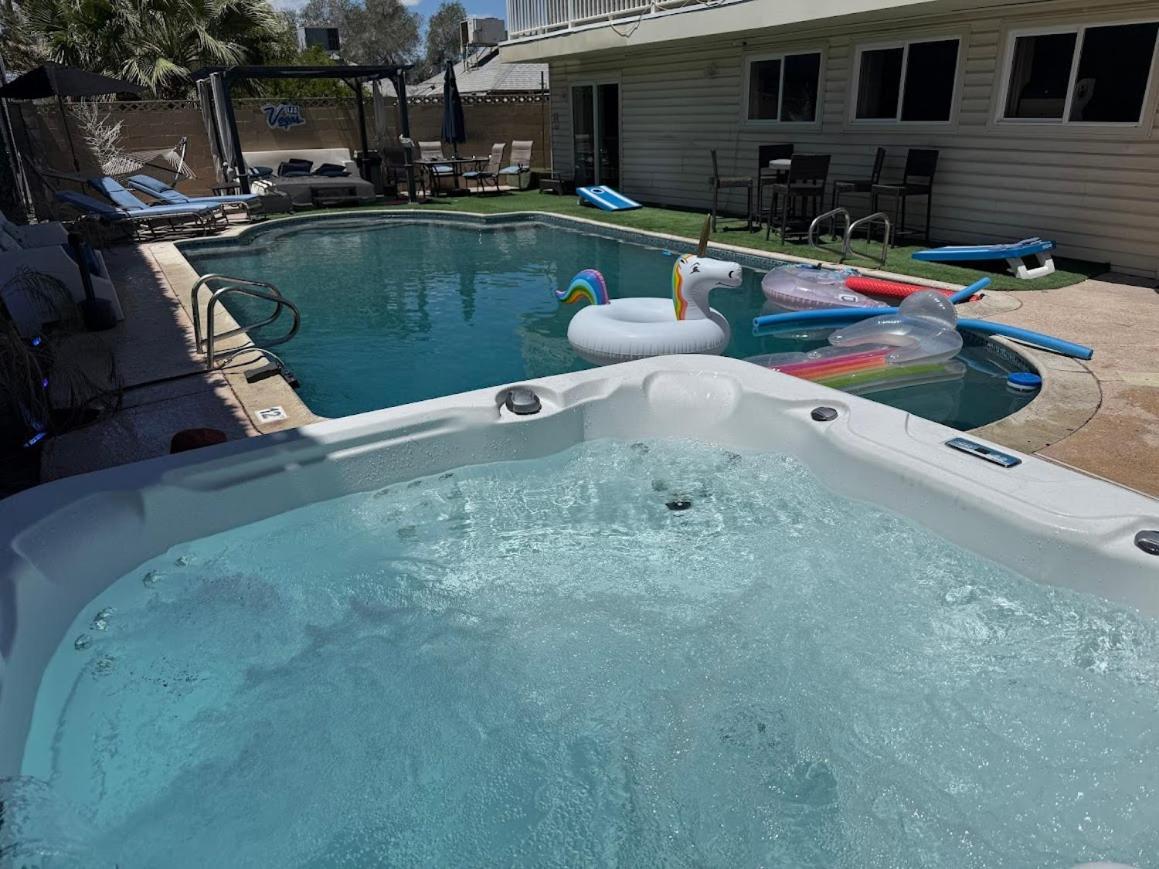 Large House, 15 Beds, Heated Pool, Hot Tub, Bbq, Close To Strip Villa