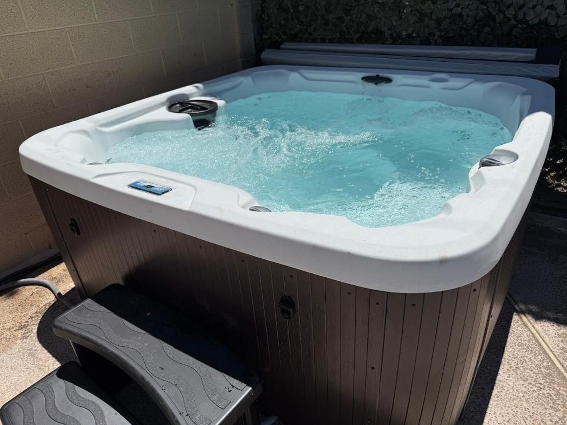 Large House, 15 Beds, Heated Pool, Hot Tub, Bbq, Close To Strip Villa *