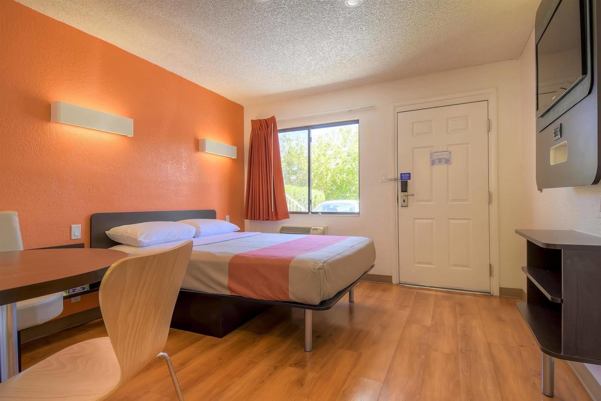 6 Vegas, Nv - I-15 Stadium Hotel