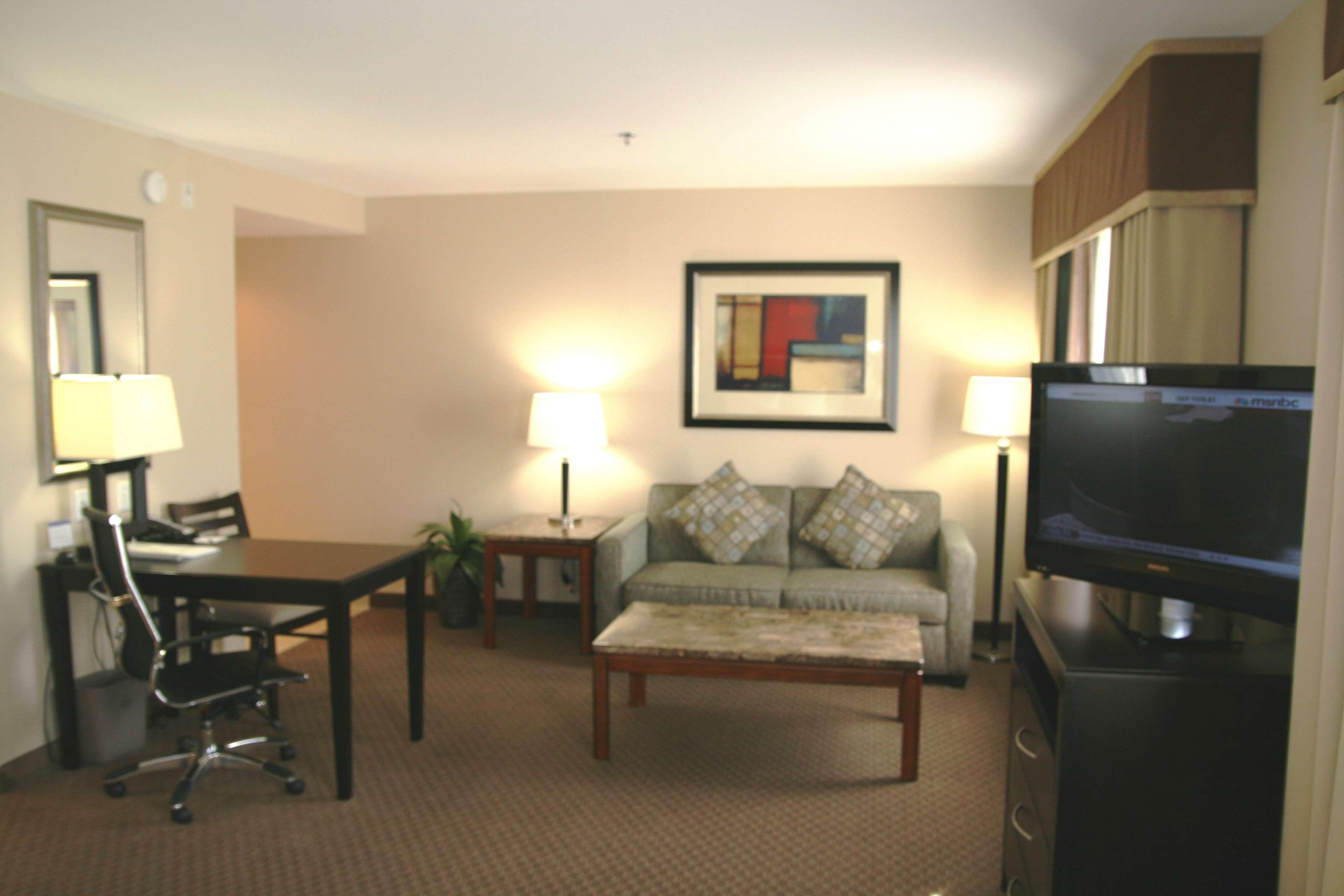 Hampton & Airport Hotel