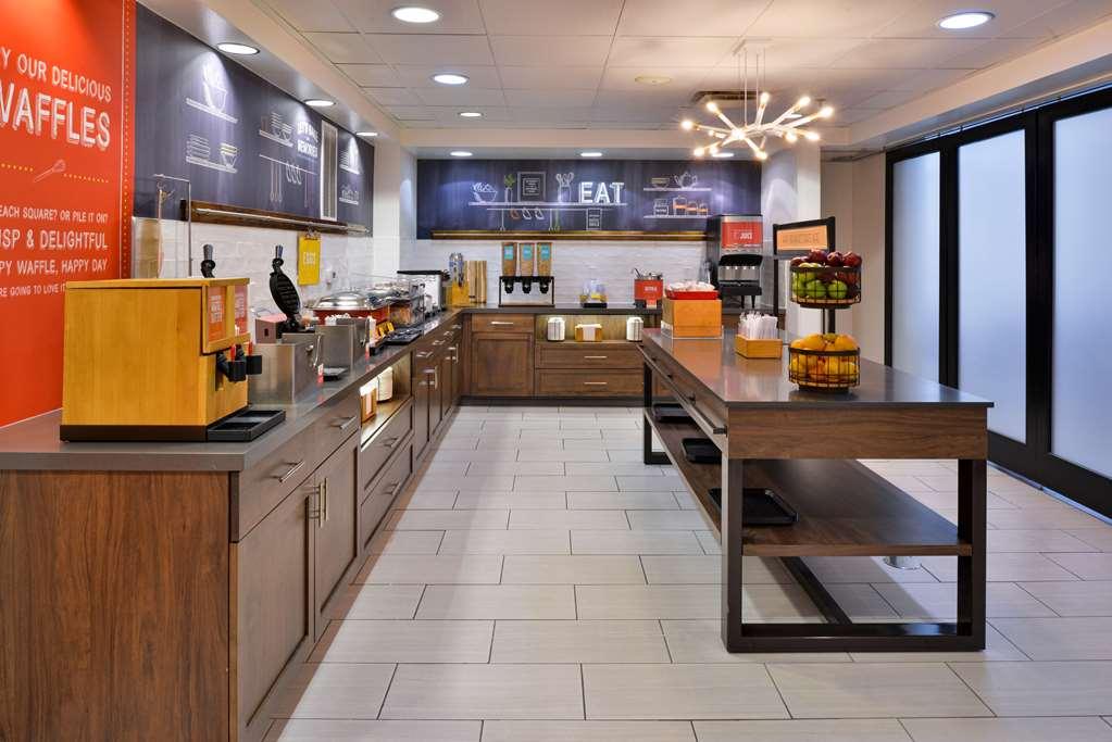 Hotel Hampton & Airport 3*