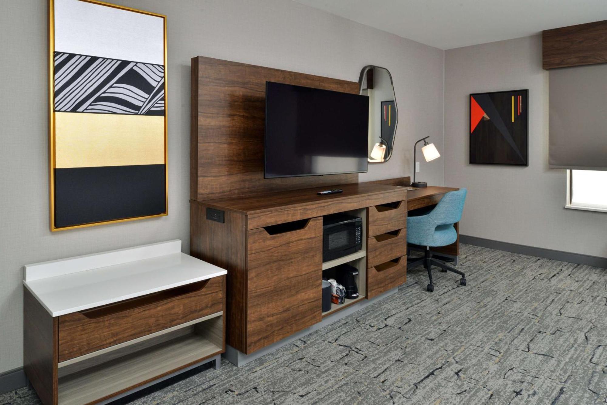 Hampton & Airport Hotel 3*
