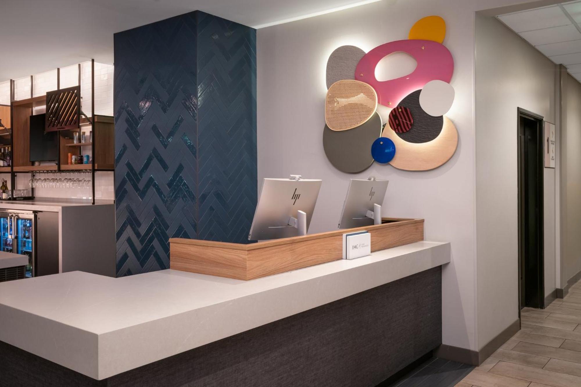 Atwell Henderson - At The Pass By Ihg 4*